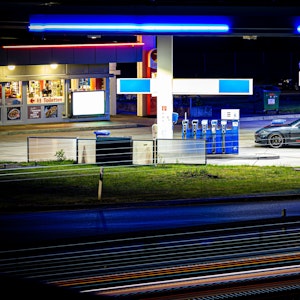 Zapfsäulen stehen am frühen Morgen an einer Tankstelle auf dem Rasthof Lehrter See Nord an der Autobahn 2 (A2) in der Region Hannover.