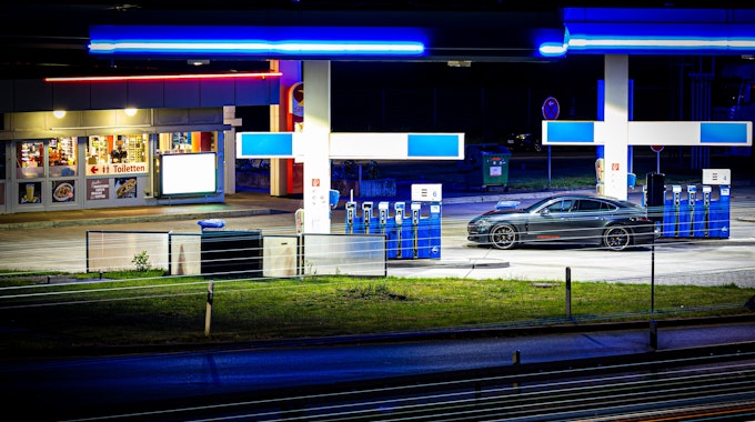 Zapfsäulen stehen am frühen Morgen an einer Tankstelle auf dem Rasthof Lehrter See Nord an der Autobahn 2 (A2) in der Region Hannover.
