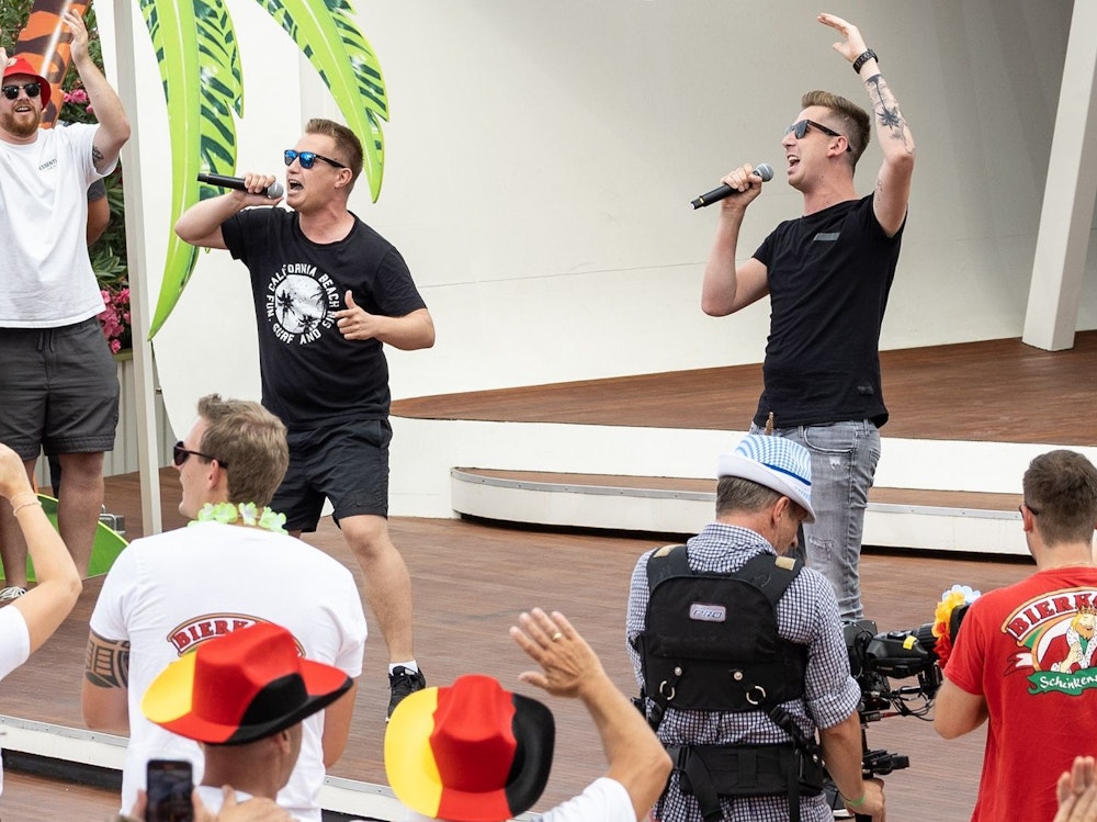 Das Publikum feiert den Auftritt des Schlager-Duos DJ Robin & Schürze mit dem umstrittenen Song „Layla“ im ZDF-„Fernsehgarten“.