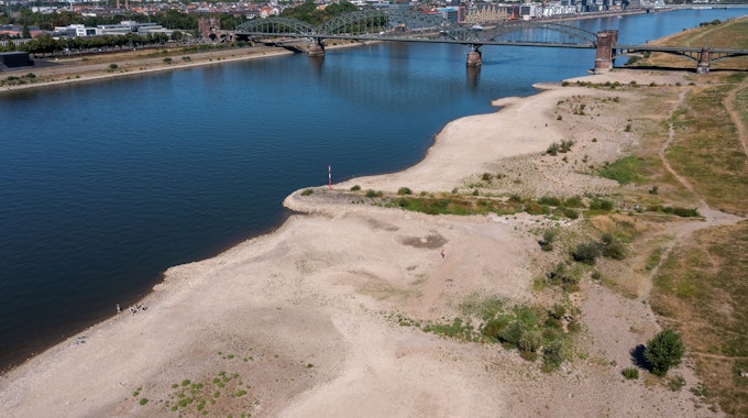 Die Sand- und Kiesbänke am Poller Rheinufer sind zurzeit ungewöhnlich breit. Spaziergänger haben hier eine Granate aus dem Ersten Weltkrieg gefunden.