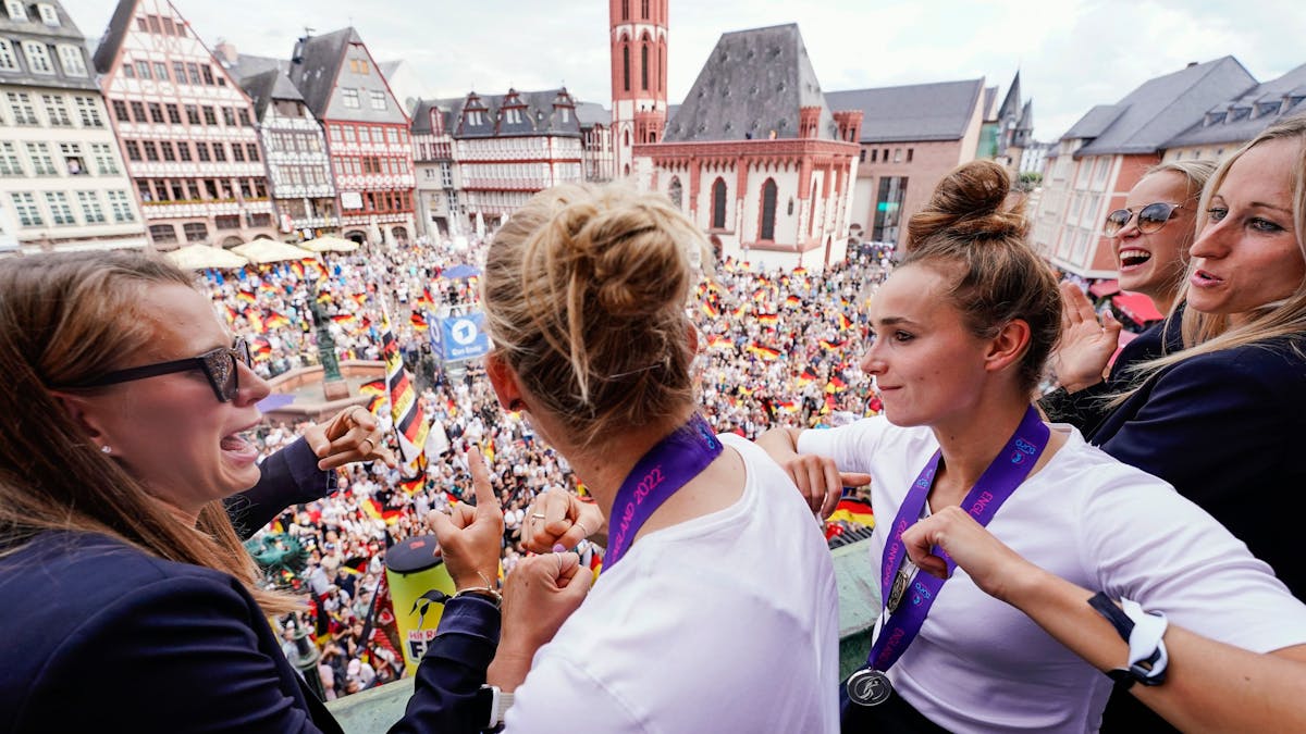 Die DFB-Spielerinnen Klara Bühl (l-r), Laura Freigang, Lina Magull, Kathrin Hendrich und Gulia Gwinn lassen sich auf dem Balkon des Römer von den Fans feiern. 