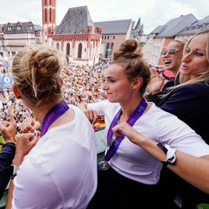 Die DFB-Spielerinnen Klara Bühl (l-r), Laura Freigang, Lina Magull, Kathrin Hendrich und Gulia Gwinn lassen sich auf dem Balkon des Römer von den Fans feiern.