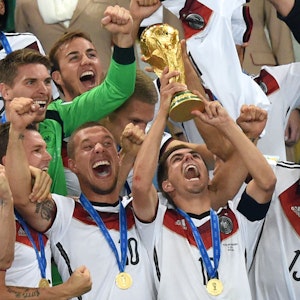 Philipp Lahm reckt am 13. Juli 2014 den WM-Pokal nach Deutschlands Finalsieg gegen Argentinien in die Höhe. Auf einen Turnierbesuch im Wüstenstaat will er 2022 verzichten.