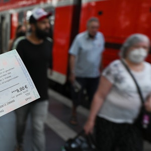 Erste Erkenntnisse deuten darauf hin, dass das 9-Euro-Ticket zwar durchaus Wirkung zeigt, aber kaum alle Hoffnungen und Ziele erfüllen kann. Unser Symbolbild zeigt das Ticket für Juli 2022 am Hauptbahnhof in Frankfurt/Main.