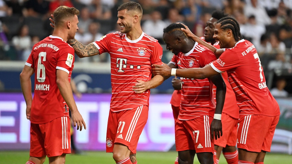 Die Bayern-Stars bejubel gemeinsam ein Tor.
