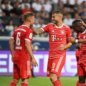 Die Bayern-Stars bejubel gemeinsam ein Tor.