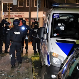 Spezialkräfte der Polizei NRW stehen vor einem Gebäude. Ein Mann aus Recklinghausen ist nach einem Polizeieinsatz im Krankenhaus verstorben.
