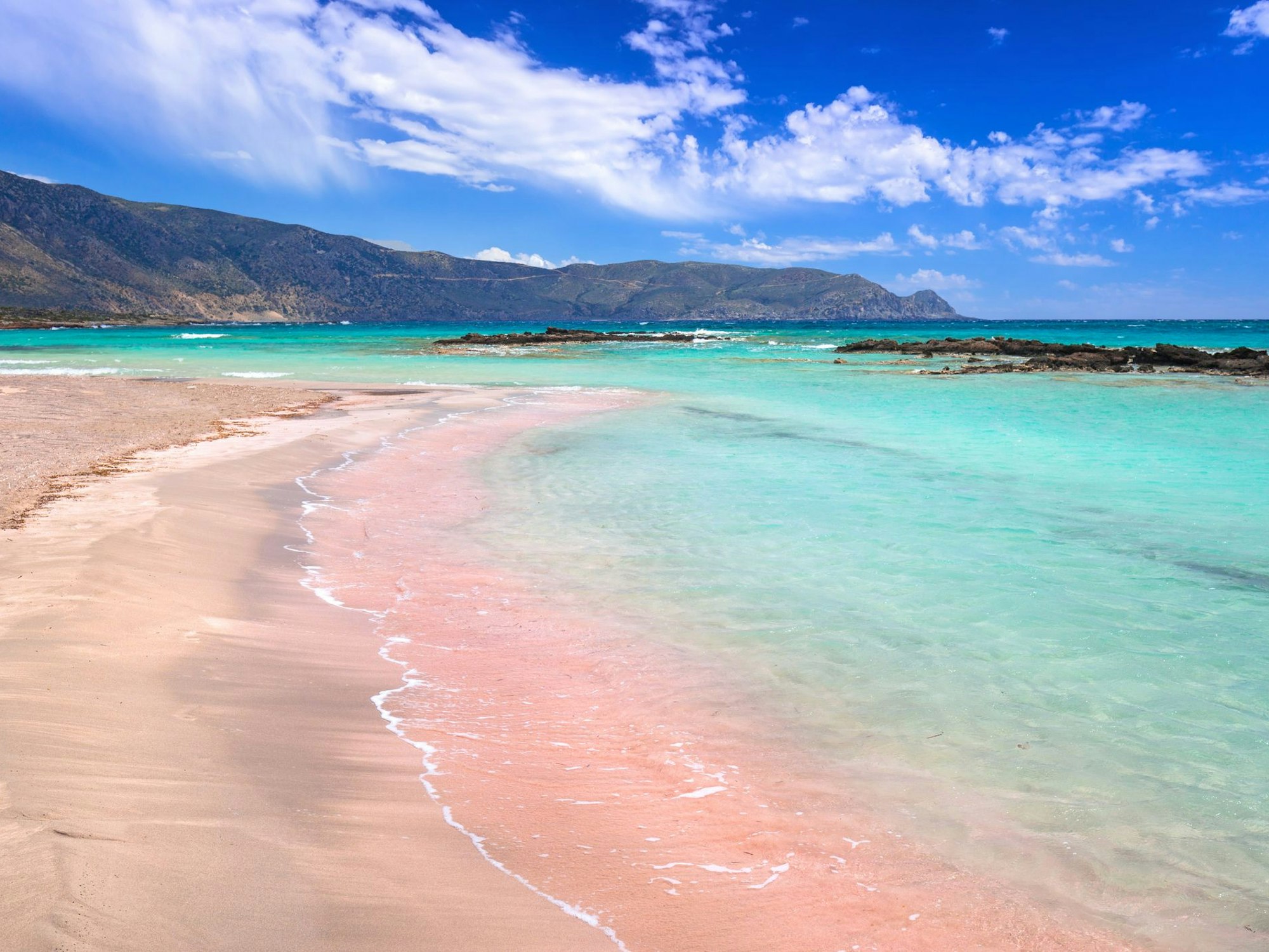Griechische Inseln: Urlaub auf Kreta verzaubert mit dem pinken Elafonissi beach.