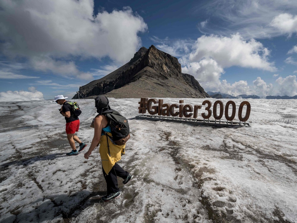 Menschen spazieren auf dem Tsanfleuron-Gletscher in der Schweiz. Nach mehreren Hitzewellen schmelzen die Alpengletscher in der Schweiz immer schneller.