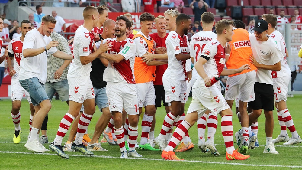 Die Profis des 1. FC Köln feierten den Sieg gegen Schalke am Sonntag (7. August 2022) gemeinsam vor der Südkurve.