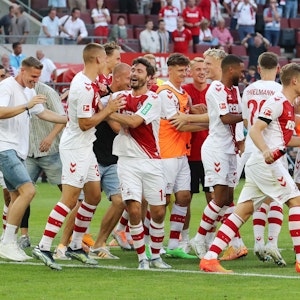 Die Profis des 1. FC Köln feierten den Sieg gegen Schalke am Sonntag (7. August 2022) gemeinsam vor der Südkurve.