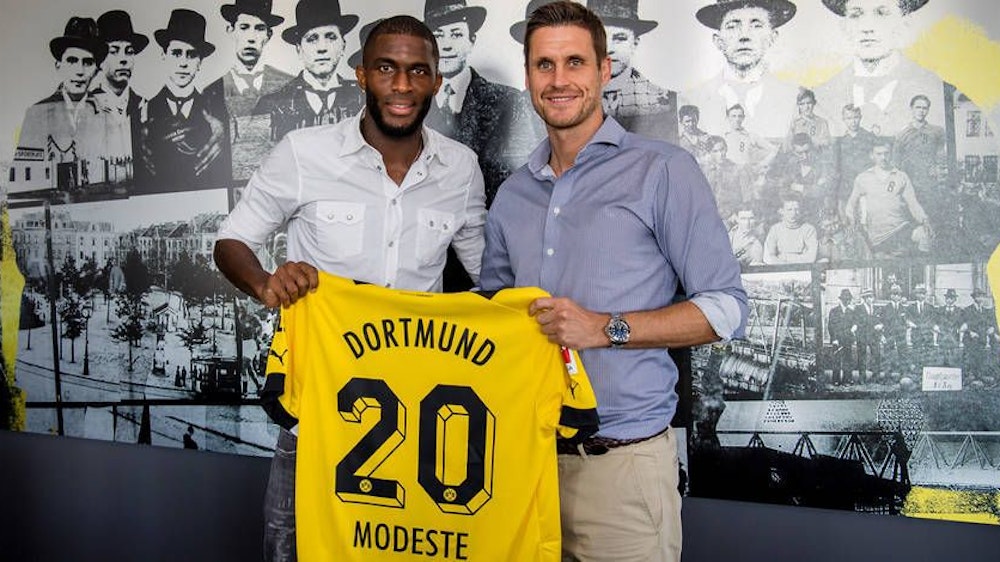 Anthony Modeste (l.) zeigt das Trikot von Borussia Dortmund mit Sportdirektor Sebastian Kehl.