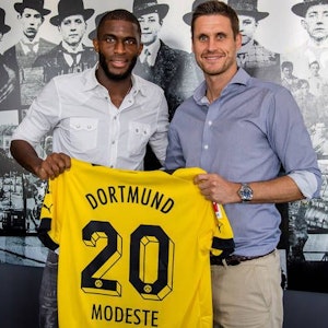 Anthony Modeste (l.) zeigt das Trikot von Borussia Dortmund mit Sportdirektor Sebastian Kehl.
