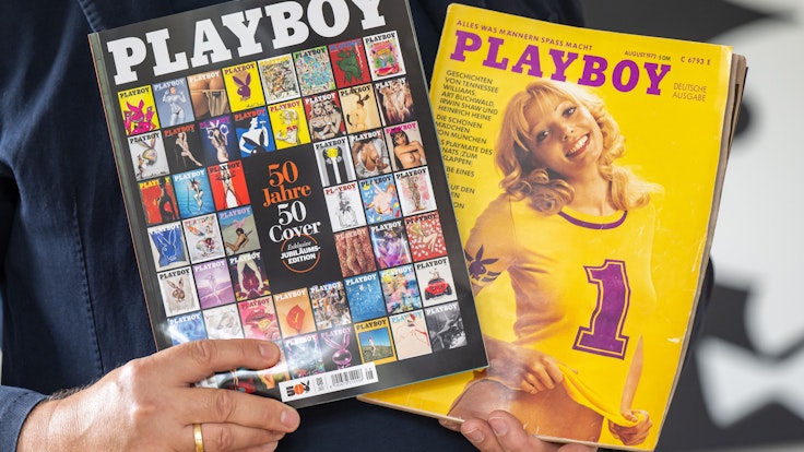 Florian Boitin, Chefredakteur des «Playboy», hält während eines Fototermins für die Deutsche Presse-Agentur zum 50. Jubiläum des Männermagazins in Deutschland das aktuelle (l) und das erste Cover des Magazins in den Händen. Das Männermagazin «Playboy» wird am 1. August 50 Jahre alt