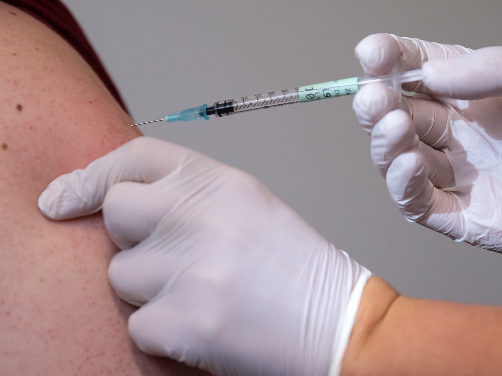 Ein Mann bekommt im Impfzentrum eine Booster-Impfung gegen Covid-19. Dieses Symbolbild wurde im November 2019 aufgenommen.