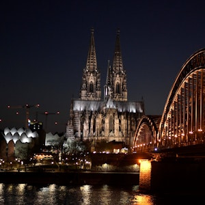 So hell erleuchtet wie hier auf diesem Foto wird der Kölner Dom bald nicht mehr so häufig zu sehen sein.
