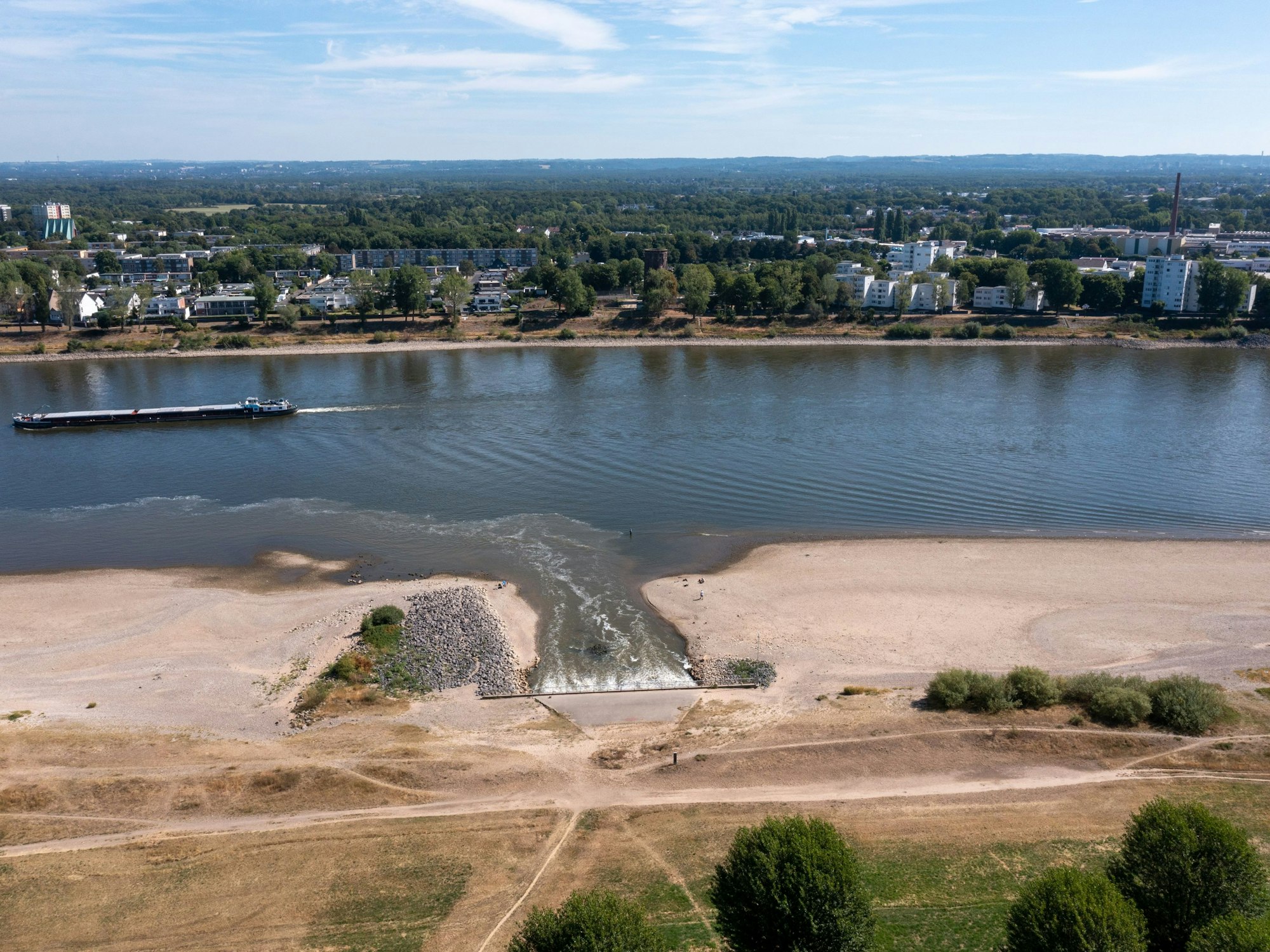 Das Foto zeigt Luftaufnahmen, die mit einer Drohne gemacht wurden, mit Blick auf Sandbänke am Rhein.