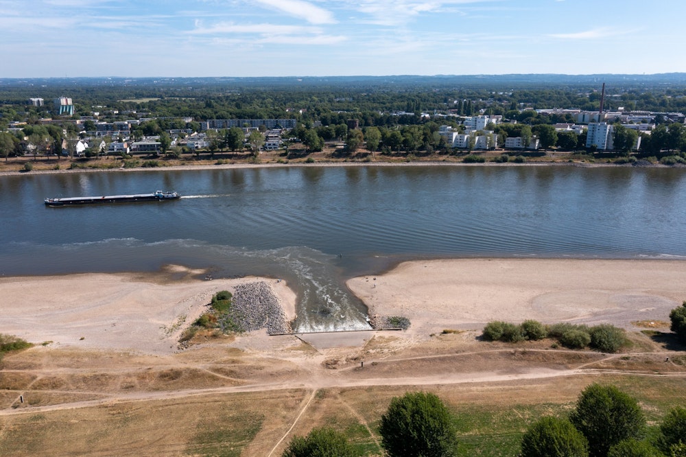 03.08.2022, Köln: Blick auf Sandbänke am Rhein. Der Rhein führt Niedrigwasser. Luftaufnahme mit Drohne. Foto: Uwe Weiser