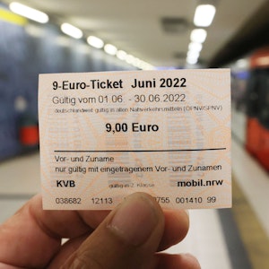 Ein 9-Euro-Ticket ist am Bahnsteig zu sehen.