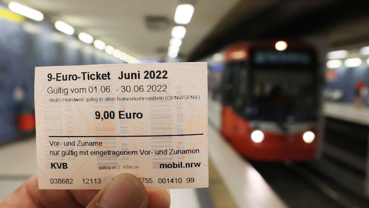 Ein 9-Euro-Ticket ist am Bahnsteig zu sehen.
