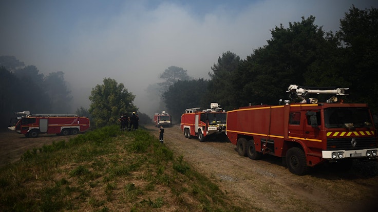 Dieses Symbolfoto zeigt französische Feuerwehrkräfte bei einem Dünenbrand, der im Juli 2022 in Frankreichs Südwesten ausgebrochen war.