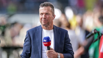 Fußball-Weltmeister Lothar Matthäus, hier zu sehen im Einsatz für den TV-Sender „Sky“ am 6. August 2022 in Dortmund, hat sich zur aktuellen Situation bei seinem Ex-Klub Borussia Mönchengladbach geäußert. Matthäus hält ein Mikrofon in seiner linken und Hand und lächelt in die Kamera.