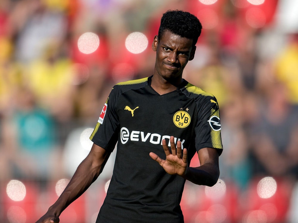 Dortmunds Alexander Isak entschuldigt sich bei einem Mitspieler per Handzeichen.