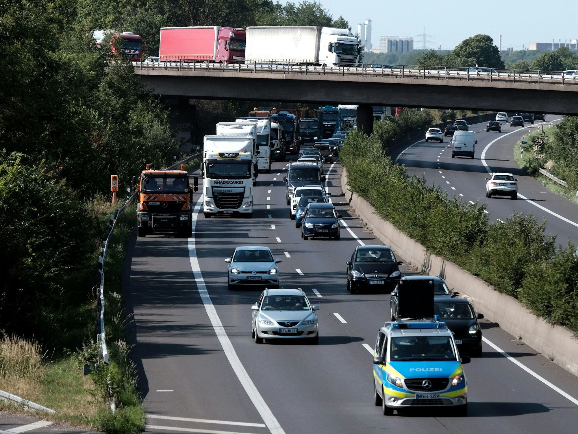 Ein Polizeifahrzeug fährt am 24. Juni 2020 nach einem Unfall auf der A57 und kündigt eine Vollsperrung an.