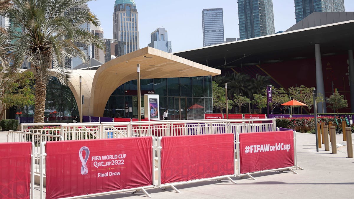 Werbebanner mit dem Logo für die Fifa-Fußballweltmeisterschaft stehen vor dem Doha Exhibition &amp; Convention Center (DECC) im Stadtteil West Bay.
