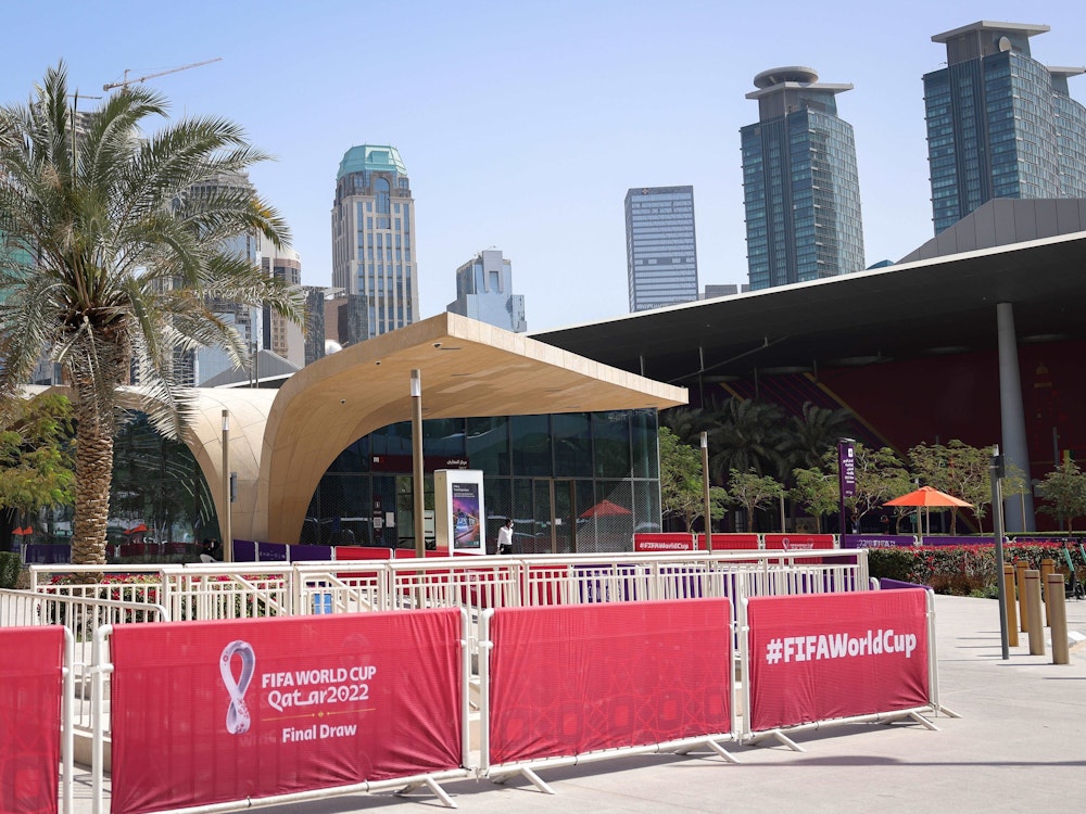 Werbebanner mit dem Logo für die Fifa-Fußballweltmeisterschaft stehen vor dem Doha Exhibition & Convention Center (DECC) im Stadtteil West Bay.