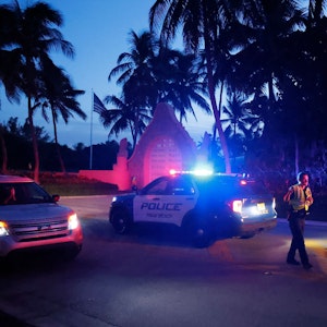 Polizisten regeln den Verkehr vor einem Eingang zum Mar-a-Lago-Anwesen des ehemaligen Präsidenten Trump.