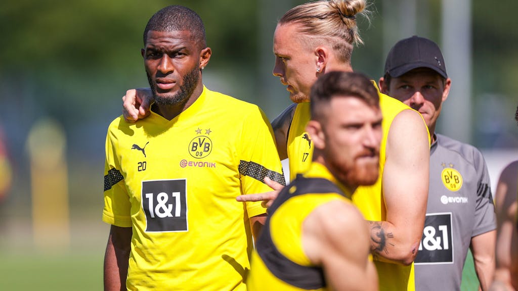Anthony Modeste (l.) gemeinsam mit Marius Wolf und Salih Özcan bei seinem ersten Training für Borussia Dortmund am 9. August 2022.