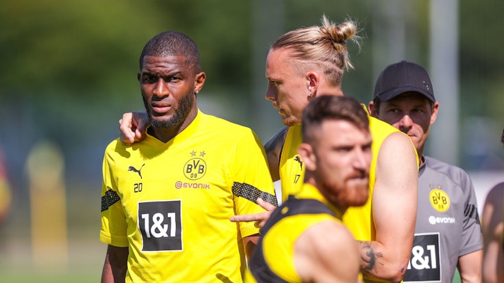 Anthony Modeste (l.) gemeinsam mit Marius Wolf und Salih Özcan bei seinem ersten Training für Borussia Dortmund am 9. August 2022.