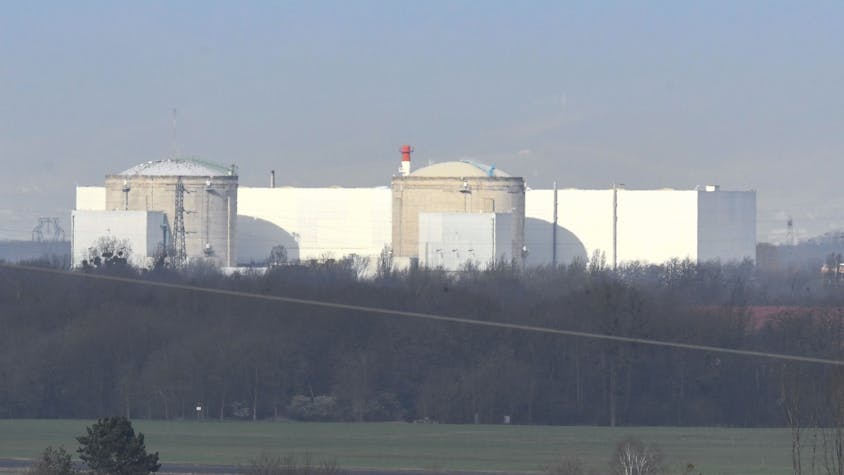 Das französische Kernkraftwerk Fessenheim, fotografiert von deutschem Gebiet mit einer langen Brennweite. Nach knapp zwei Jahren vom Netz soll ein seit knapp zwei Jahren abgeschalteter Reaktorblock des elsässischen Kernkraftwerks Fessenheim wohl am Freitag (06.04.2018) wieder hochgefahren werden.&nbsp;
