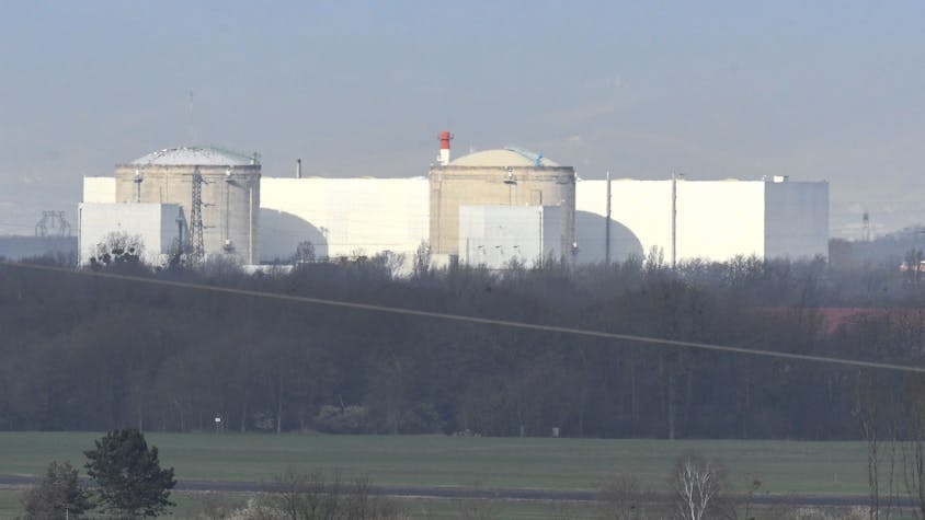 Das französische Kernkraftwerk Fessenheim, fotografiert von deutschem Gebiet mit einer langen Brennweite. Nach knapp zwei Jahren vom Netz soll ein seit knapp zwei Jahren abgeschalteter Reaktorblock des elsässischen Kernkraftwerks Fessenheim wohl am Freitag (06.04.2018) wieder hochgefahren werden.&nbsp;