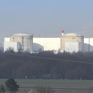 Das französische Kernkraftwerk Fessenheim, fotografiert von deutschem Gebiet mit einer langen Brennweite. Nach knapp zwei Jahren vom Netz soll ein seit knapp zwei Jahren abgeschalteter Reaktorblock des elsässischen Kernkraftwerks Fessenheim wohl am Freitag (06.04.2018) wieder hochgefahren werden.