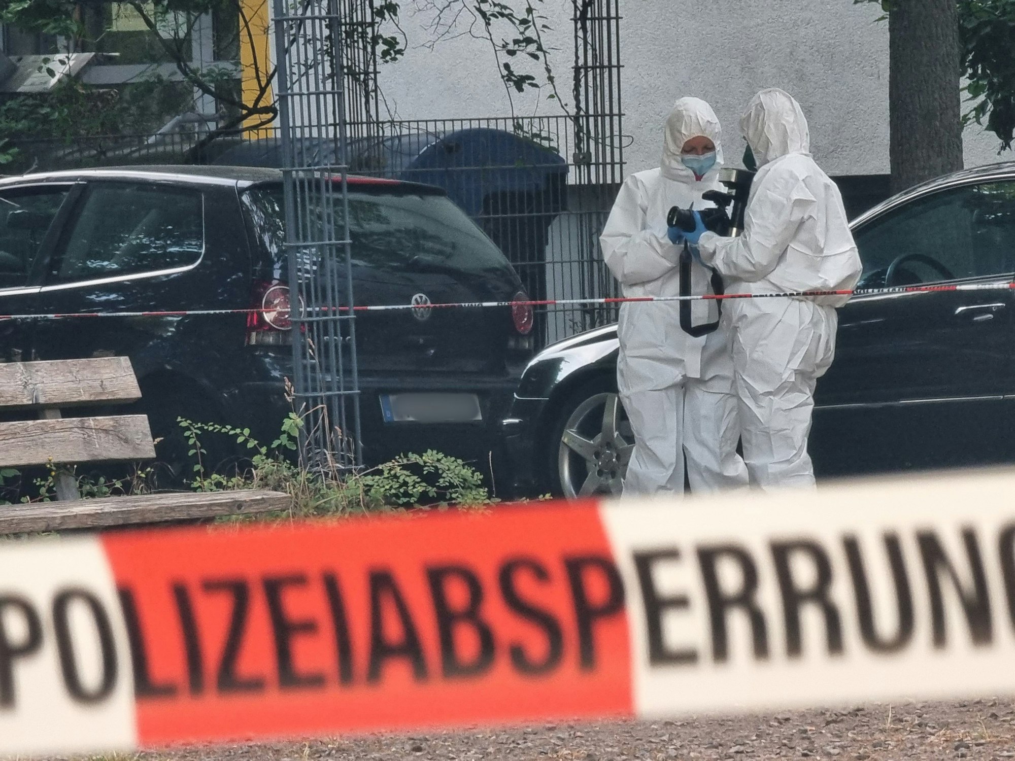 Die Aufnahme zeigt ein Team der Spurensicherung an einem Tatort in Hannover. Das Foto dient als Symbolmotiv.