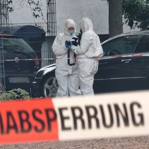 Die Aufnahme zeigt ein Team der Spurensicherung an einem Tatort in Hannover. Das Foto dient als Symbolmotiv.