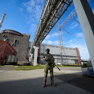 Auf diesem während einer vom russischen Verteidigungsministerium organisierten Reise aufgenommenen Foto von Anfang Mai bewacht ein russischer Soldat einen Bereich des Kernkraftwerks Saporischschja.