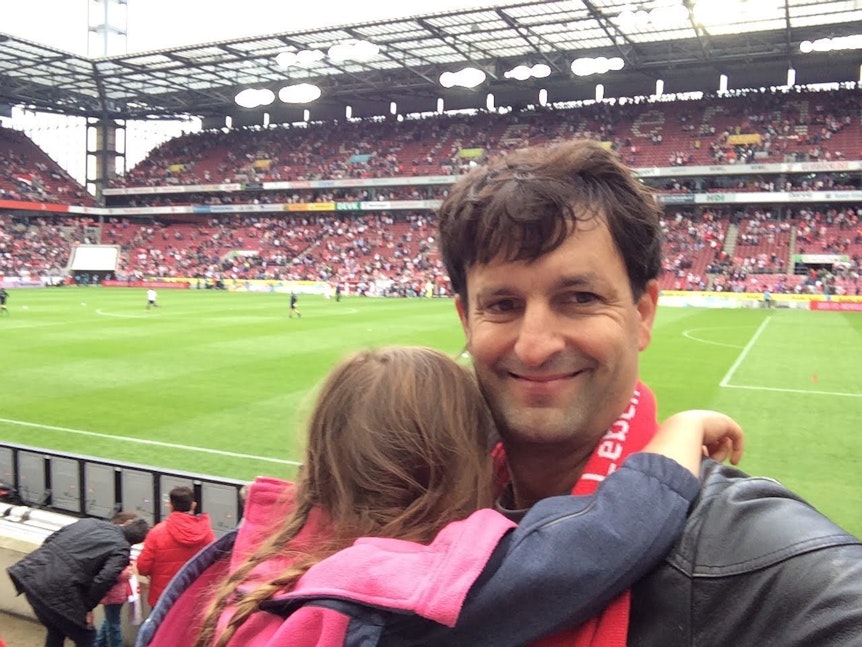 Stefan Weigl mit Tochter im Rhein-Energie-Stadion.