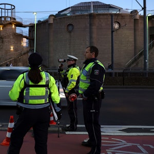 Polizeibeamte bei einer Verkehrskontrolle in Köln