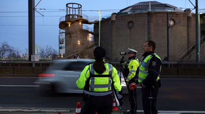 Polizeibeamte bei einer Verkehrskontrolle in Köln