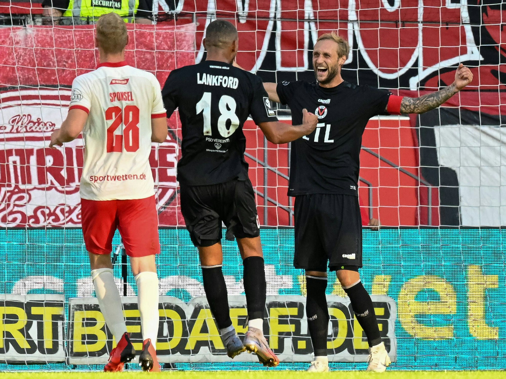 Marcel Risse jubelt mit Kevin Lankford über seinen Treffer zum 2:0 in Essen.