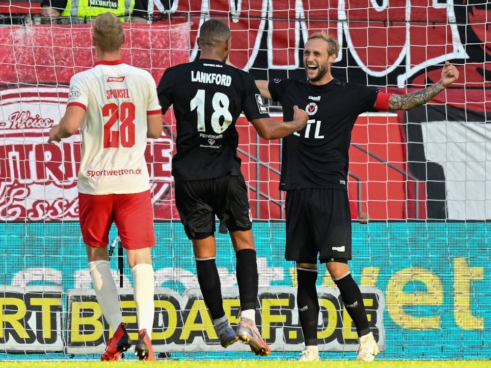 Marcel Risse jubelt mit Kevin Lankford über seinen Treffer zum 2:0 in Essen.