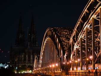 Unbeleuchtet ist der Kölner Dom nach 23 Uhr. Im Vordergrund die Hohenzollernbrücke.