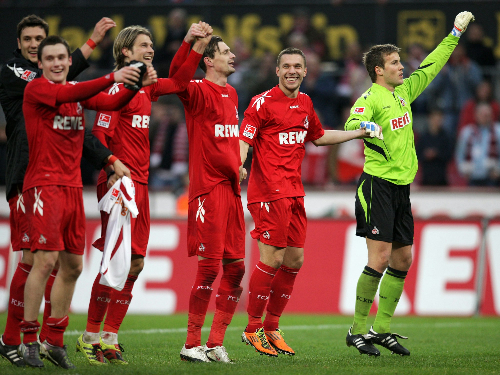 Kölns Christian Clemens (l-r), Martin Lanig, Milivoje Novakovic, Lukas Podolski und Michael Rensing feiern das 4:1 gegen den FSV Mainz 05 am 13. Februar 2011.