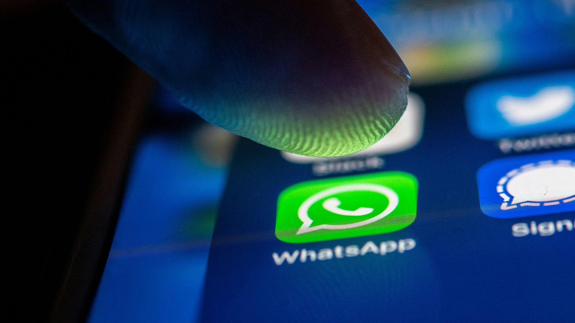 WhatsApp hat eine wichtige Neuerung eingeführt. Unser Symbolfoto zeigt das WhatsApp-Symbol auf einem Handydisplay.