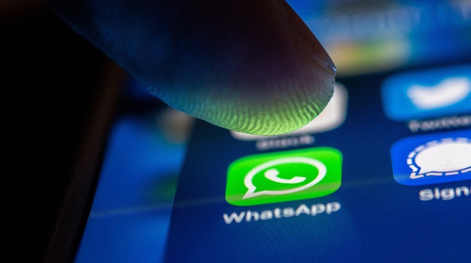 WhatsApp hat eine wichtige Neuerung eingeführt. Unser Symbolfoto zeigt das WhatsApp-Symbol auf einem Handydisplay.