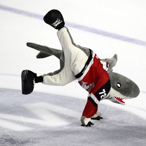 KEC-Maskottchen Sharky tanzt auf der Eisfläche.