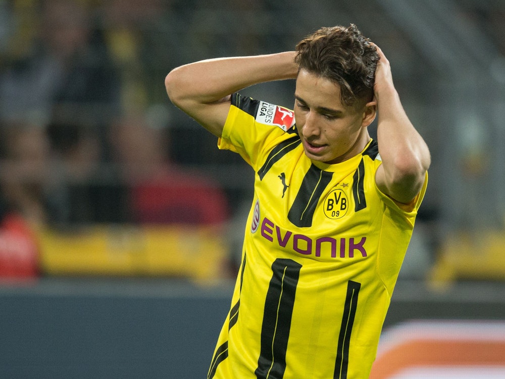 Borussia Dortmunds Emre Mor fasst sich an den Kopf.